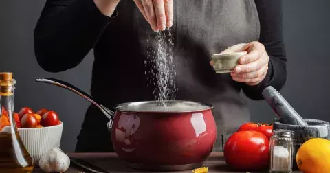 Nadměrná konzumace soli zvyšuje riziko srdečních onemocnění a mrtvice. Jaké je doporučené množství soli pro dospělého zdravého jedince?