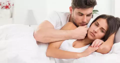 Lucie (23): Mám poměr s nevlastním bratrem. Bojím se to říct rodině, abych je nadobro neztratila. Jaký názor má psycholog?