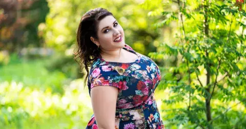 Nejlepší jarní trendy pro plnoštíhlou postavu: Slušet vám budou průstřihy, proužky i jednobarevné outfity