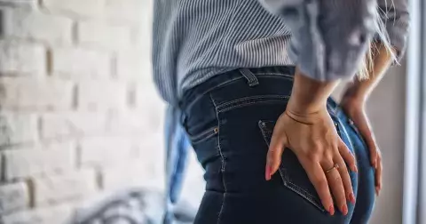 Nesnášíte skinny džíny, protože nemáte ideální postavu? Možná je nosíte špatně. Ukážeme vám, jak si je zamilovat i po 50 a s kily navíc