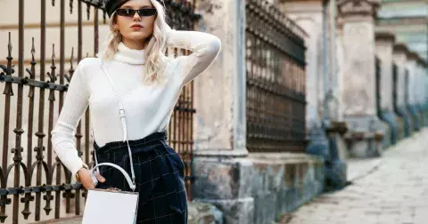 Geniální kousek pro plné tvary: Jak nosit kalhoty, šaty a sukně se zvýšeným pasem?