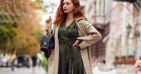 Novým trendem jara 2025 je kombinace šatů a parky: Zaručeně vám bude slušet bez ohledu na postavu či věk