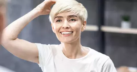 Jak pečovat o krátké vlasy nejen po 40? Tipy na jednoduchý styling, který zvládnete levou zadní
