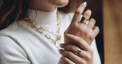 Zlaté nebo stříbrné? Vybírejte šperky, které doladí váš outfit k dokonalosti: Rozhoduje o nich podtón vaší pleti