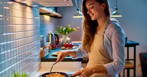 Kdy večeřet podle věku, abyste byli zdraví a zpomalili stárnutí? Odborník na dlouhověkost má jasno