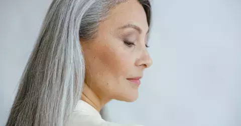 Zapomeňte na drahého kadeřníka: Šediny ve vlasech jako nový trend