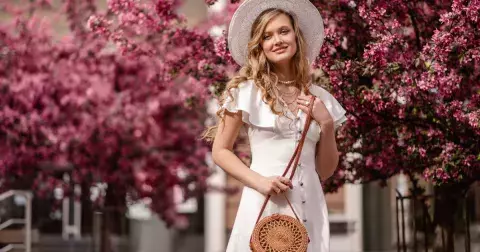 Šaty s knoflíky jsou hitem jara 2025. Nesmí jim ale chybět jeden důležitý detail, víte který?