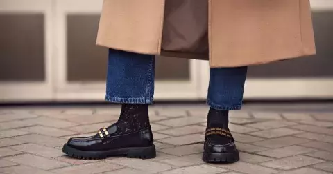 Velurové mokasíny se střapci se vrací. Mokasíny i klasické tenisky dostávají novou tvář, překvapí i oblíbené kozačky