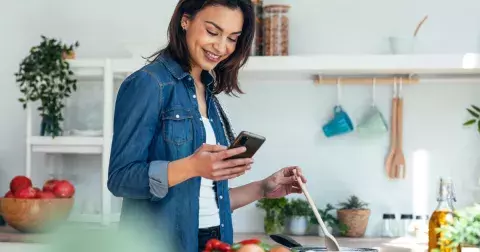 5 největších trendů ve stravování v roce 2025 otočí váš životní styl naruby. Znáte chaos cake?