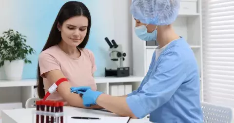 Nechte si vyšetřit krev i moč, může vám to zachránit život. Co dokáže vyšetření prozradit, vysvětlují lékaři