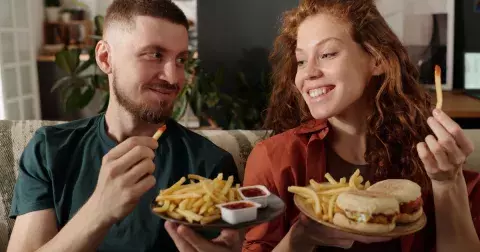 5 nejvíce karcinogenních potravin, před nimiž varuje Světová zdravotnická organizace, jsou oblíbené pochoutky Čechy