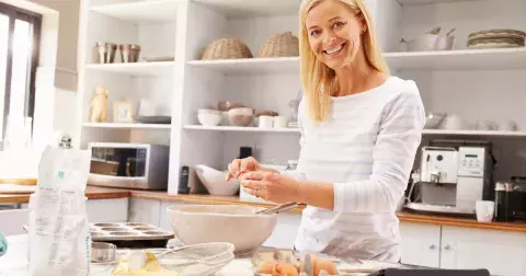 Výživový expert radí, jak se zbavit hormonálního bříška po 40. Zaměřte se především na sacharidy, ne všechny jsou špatné