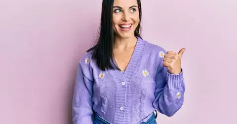 Že jsou svetry nudné? Letos se vrací nejen véčka. I další trendy svetry roku 2025 překvapí nápaditostí a odhalí víc, než byste čekali