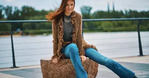 Jsou kombinací dvou milovaných střihů. Skinny bootcut jsou největším trendem denimu pro jaro 2025