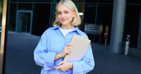 Rozepnutá košile i bílé ponožky do černých mokasínů: Školní styl se dostal na jaře 2025 na novou úroveň. Nebojte se ho ani po 40