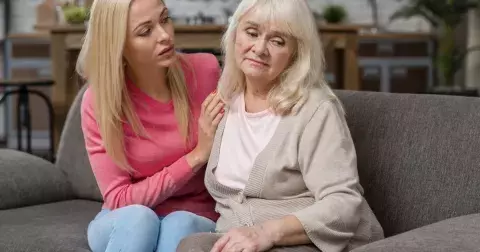 Marie (54 let): Naše máma nechce do domova důchodců, ale nás sekýruje, ať jí pomáháme!