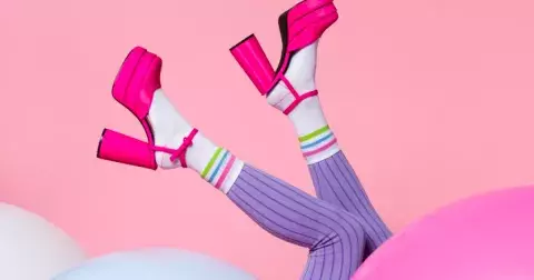 Češi zaplesají: Ponožky k podpatkům, sandálům a mokasínám už nejsou zločin, ale trend jara 2025. Nebojí se jich ani módní ikony