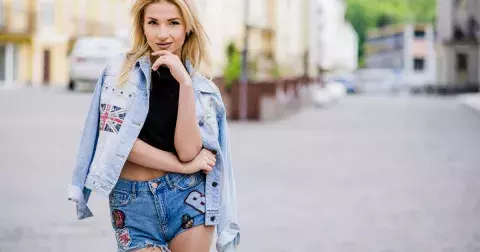 Klasické džíny? Už nikdy víc. Na jaře 2025 se nosí všechno jiné než klasika. Letošní denim uspokojí vaši touhu po nostalgii i svrbění nakupovat něco nového