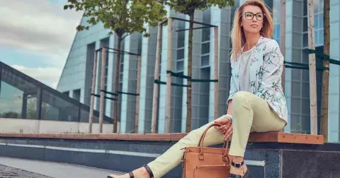 Levná móda pro ženy 50+: Pusťte světové trendy do svého jarního šatníku s minimálními výdaji. Inspirujte se v galerii