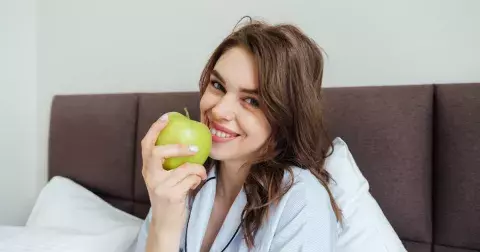 Víte, co udělá s vaším tělem jedno jablko denně? Vyzkoušejte to, jablko je zásobárnou vlákniny