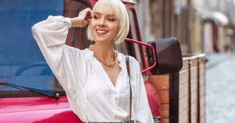 Le Petit Bob, Pixie Cut nebo trendy mikádo vás omladí: Vyzkoušejte jednoduché účesy pro kratší vlasy podle Francouzek