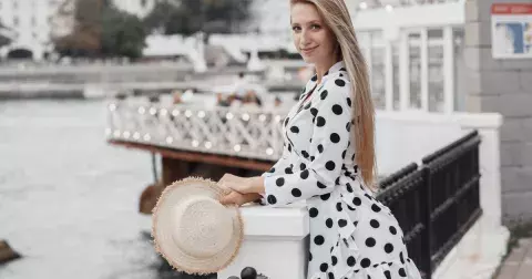 Zpátky do osmdesátek: Puntíky a vycpaná ramena hlásí na jaře 2025 velkolepý návrat