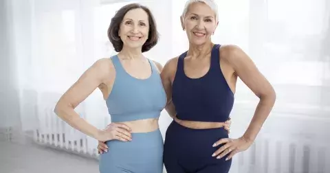 Jaké legíny na cvičení jsou nejlepší pro ženy vyššího věku: Rozhoduje materiál i střih