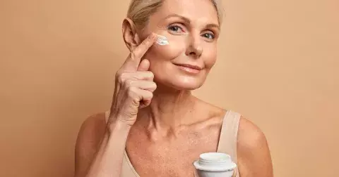 Objevte sílu kyseliny hyaluronové. Nejúčinnější produkty proti stárnutí pro ženy 40+ koupíte už od 15 Kč