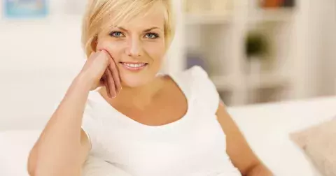 Nejlepší účesy pro ženy po 50: rady stylisty, které vás omladí