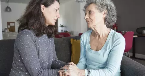 Jarmila (51 let) hovoří o péči o rodiče: Příběh dcery, která bojuje s rozhodnutím své matky odejít do domova seniorů