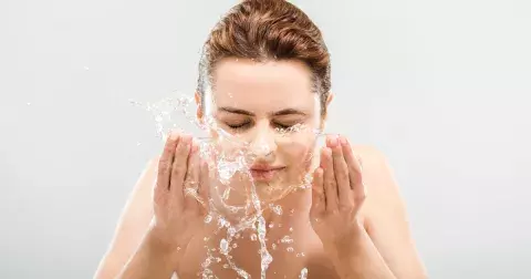Omlazení obličeje během několika vteřin: Ráno vám pomůže obyčejná voda, ale musí mít určitou teplotu