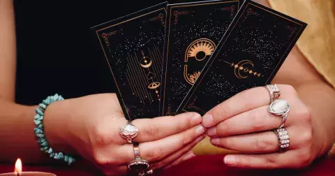 Velká tarotová předpověď na měsíc květen: Co vám předpovídají karty v lásce, zdraví a financích?