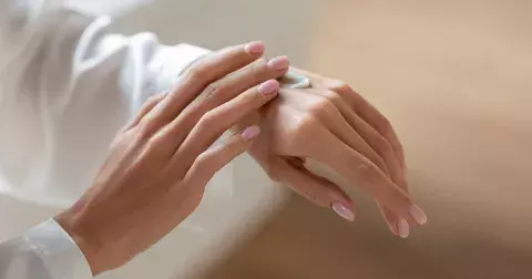 Stařecké skvrny na rukách: Proč se tvoří a jak se jich zbavit? Právě teď je potřeba myslet na prevenci