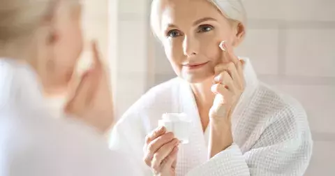 Péče o pleť pro zralé ženy: Jak udržet krásnou a zdravou pleť