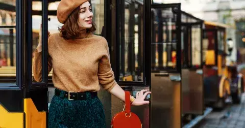 Manšestráky jsou v sezoně 2024/25 zpět v těchto krásných odstínech: Noste je i po 50 s grácií jako Francouzky