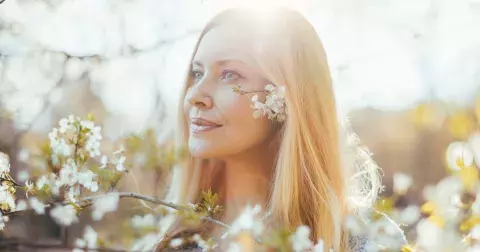 Jarní líčení pro zralé ženy: Vedou nude rty a oční linky, dokonale sjednocená pleť je samozřejmostí