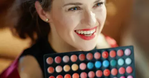 Temným barvám odzvonilo. S příchodem jara přejděte na svěží líčení, které vás omladí. Pomohou vám tyto levné produkty z drogerie