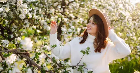 Pro jaro 2025 zvolte elegantní pokrývku hlavy: Vyberte si stylové a levné kousky podle Francouzek i Angličanek, které doladí každý outfit