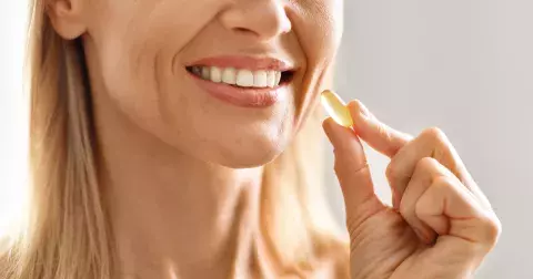 5 vitamínů, jaké by měly pravidelně užívat ženy nad 50 let: Pamatujte na kosti, oči i psychiku