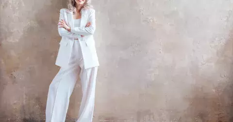 Bílý kostýmek je elegantní hit jara i podle Italek. Jak ho nosit žensky i ležérně?