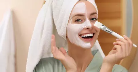 Jak osvěžit a vypnout pleť? Aplikujte pleťovou masku: Nemusí být drahá, ty nejlepší pořídíte v drogerii již od 38 Kč