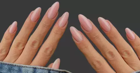 Trendy v manikúře pro jaro 2025: Zahalte nehty do sametu, perel, mléčných i mýdlových tónů. Dominovat budou 2 tvary nehtů