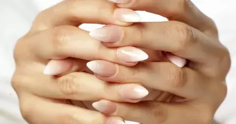 Dokonalá jarní manikúra, kterou si zamilujete: Trend sociálních sítí si říká Baby Boomer