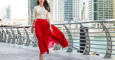 Sukně, ve které vás nikdo nepřehlédne ani po 50: Vsaďte na maxi kousky, které umí s figurou udělat divy