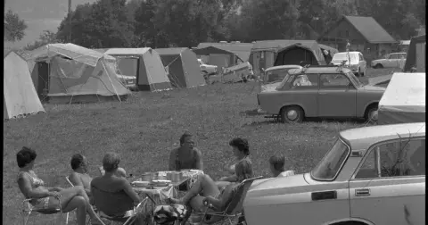 Letní dovolená ze socialismu: České moře bylo na Mácháči, bez konzerv ani ránu a valuty se pašovaly v pastě na zuby