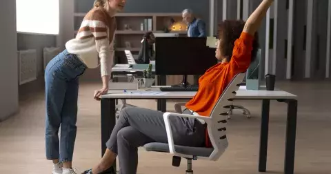 Nemáte moc času a navíc se vám nechce? K tomuhle cvičení stačí jen židle a polštářek, je proto ideální i pro ženy se zdravotními problémy