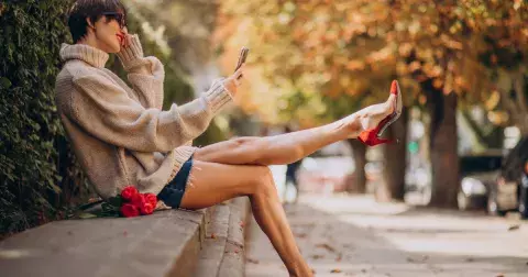 Nudí vás bílá? Pak obujte boty v jedné z trendy barev roku 2025. Červená, metalická nebo olivová udělají z obyčejných bot nezapomenutelnou podívanou