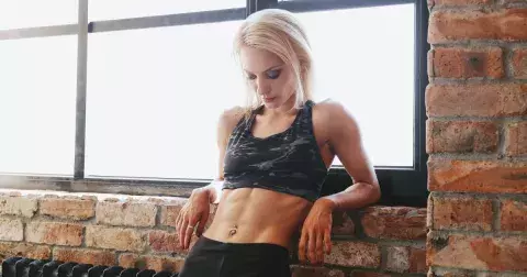 Pevné břicho za pár dní i po 50: Nemusíte do fitka, stačí, když se doma denně položíte na zem