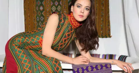 Lilia Khousnoutdinova vás provede ceremoniálem: Květnový rituál pro dvě srdce, která si řekla „ano“