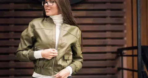 Příliš velká, retro nebo úplně jiná: Jarní bundy s trochou rebelie. Bát se jich nemusí ani zralé ženy